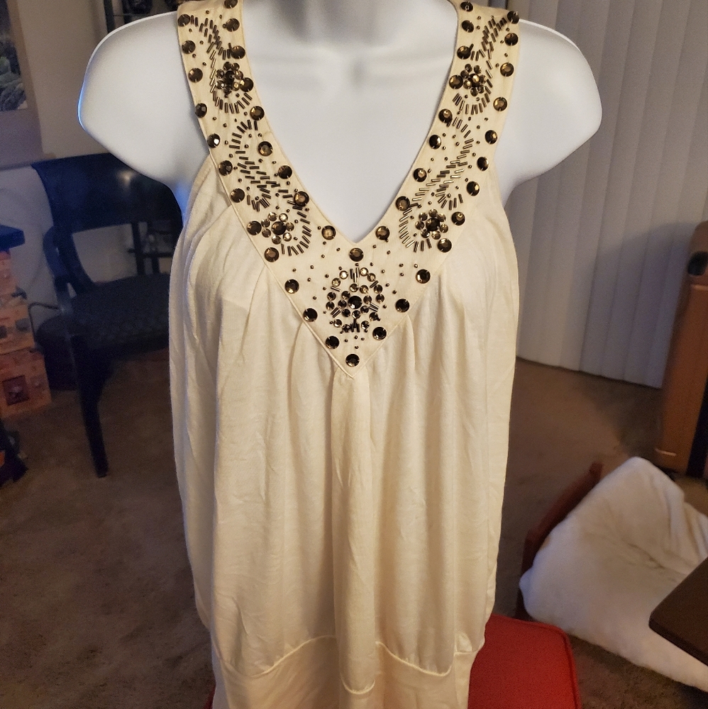 JLO off white top